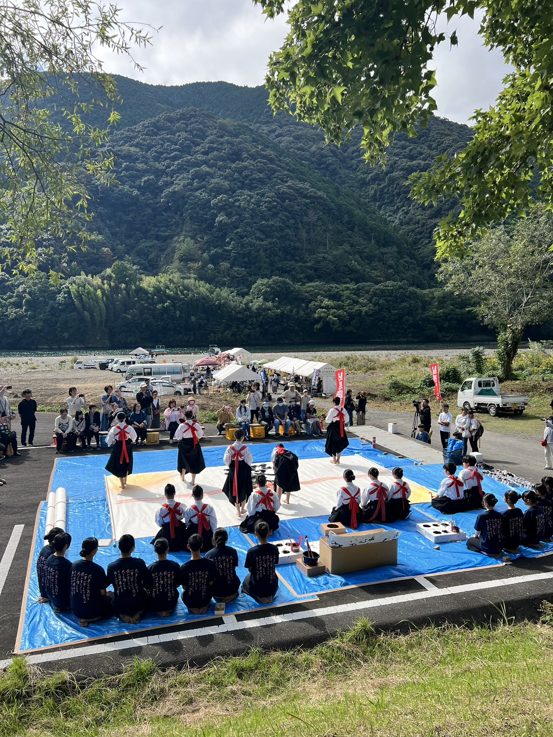 鮎感謝祭のパフォーマンスの様子